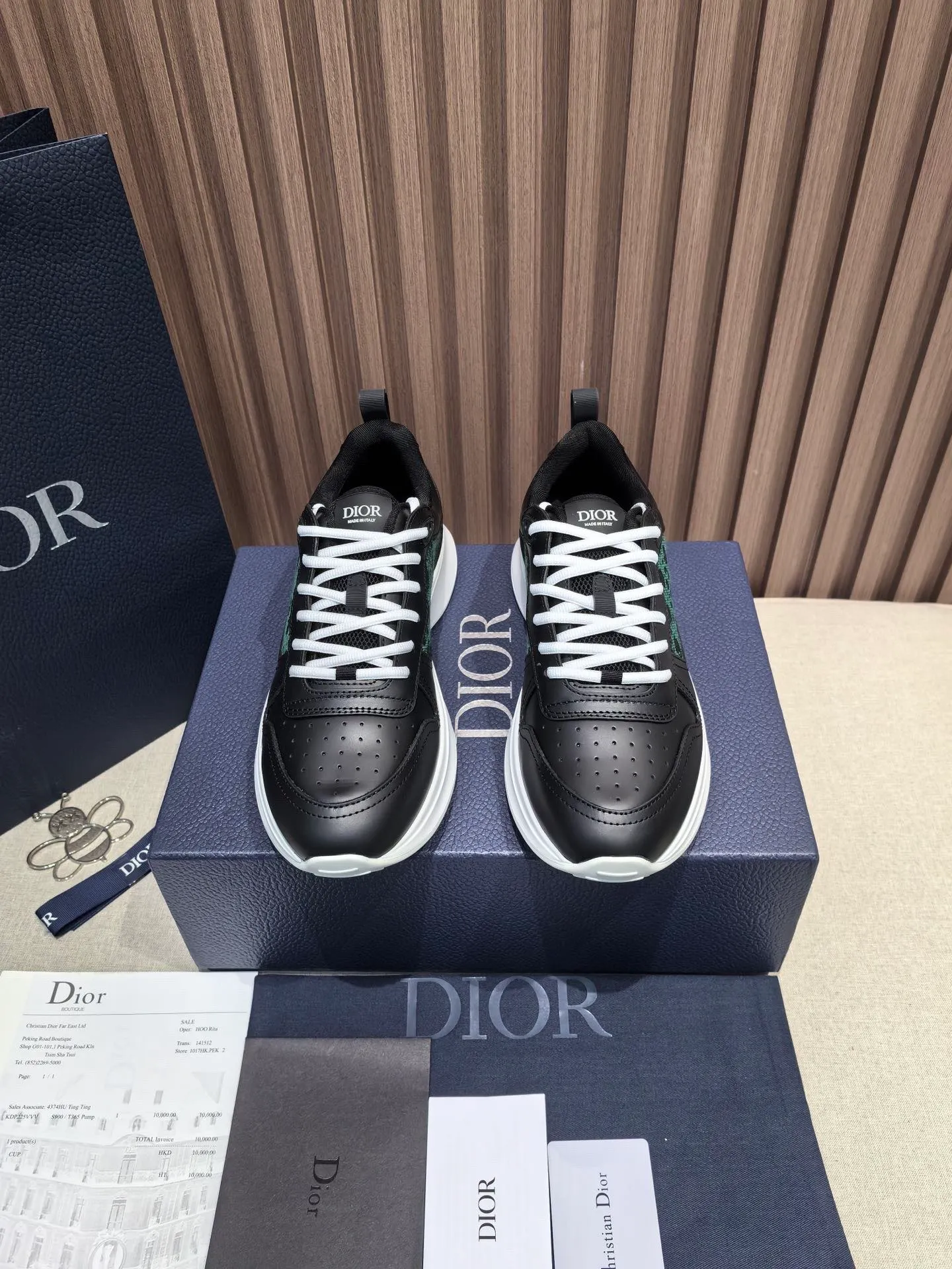 Factory price: 440💰 🔍Top purchasing agent🇮🇹 Dior's super-popular sports shoes, popular for street men, are synchronized with the new product counters. The uppers are made of Italian original imported cowhide and matched with D's customized fabrics. It is a must-have for fashionistas. The complex craftsmanship is perfectly reproduced. Imported soft cowhide foot pads, soles: original soles specially provided by the original factory, exclusive movable molded soles are super comfortable, original factory follow-up goods, 🔍🔍high quality, you can enter and exit the counter at will, welcome to compare, code number 38-45 (46 can be customized and cannot be returned or exchanged)